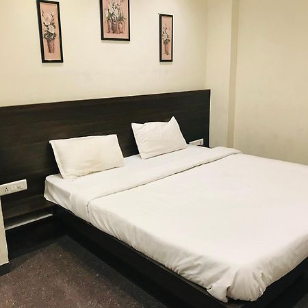 Hotel Divine Indore Bagian luar foto