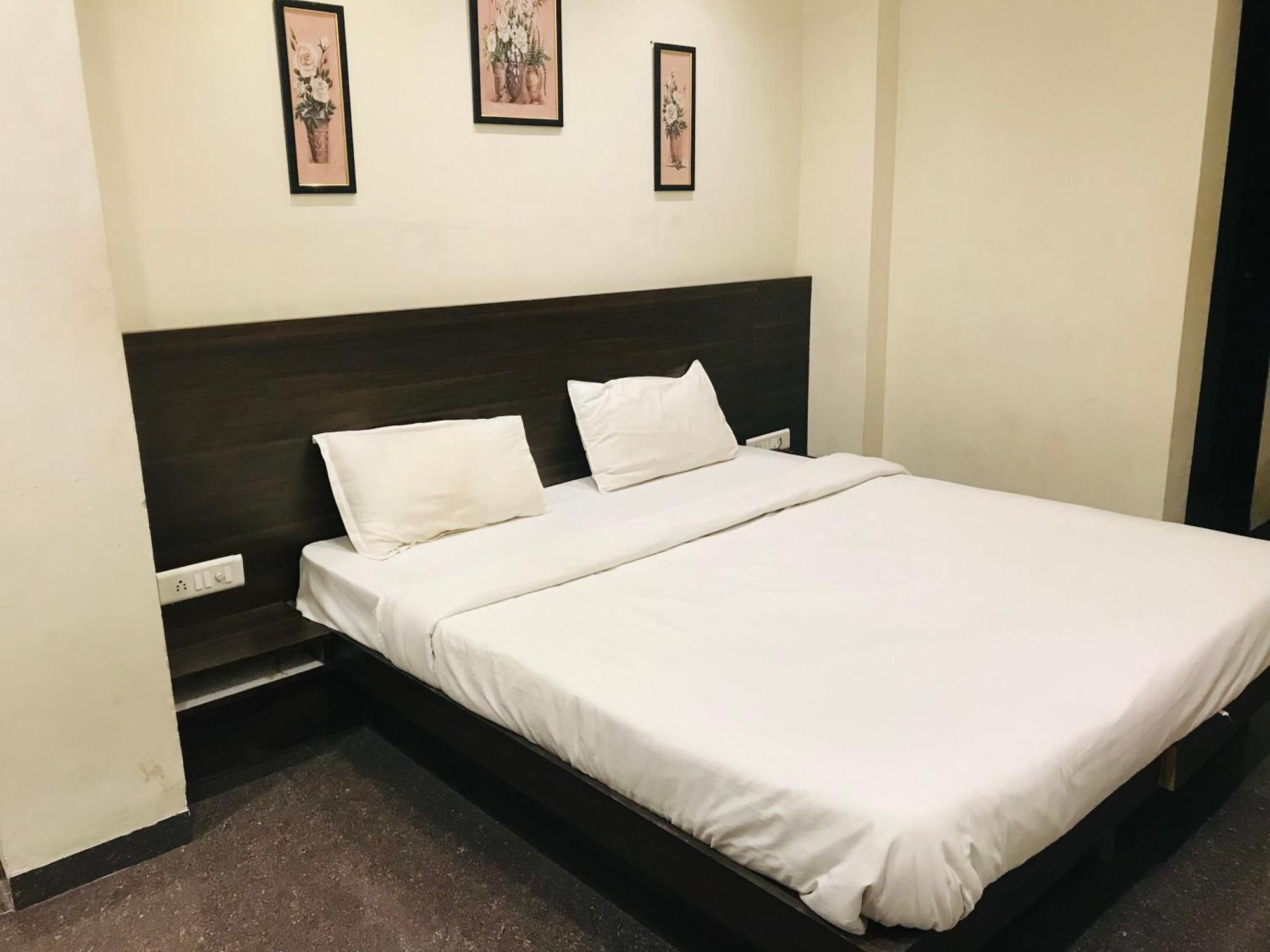 Hotel Divine Indore Bagian luar foto